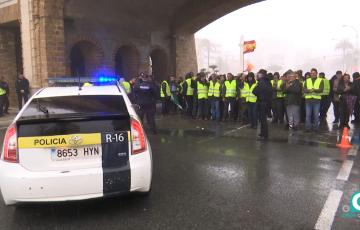 Protesta de los agricultores este viernes en las Puertas de Tierra. 