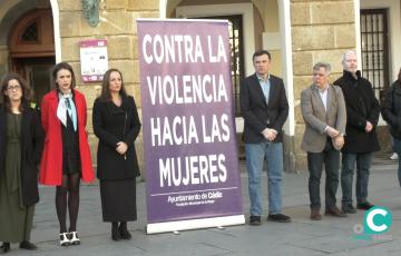 Minuto de silencio frente a las puertas del Ayuntamiento de Cádiz. 
