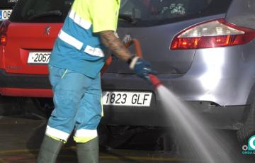 Operario realizando labores de limpieza. 