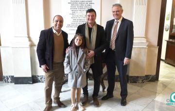 Imagen del pregonero adulto, la pregonera infantil, el Gran Momo y el Hércules de Oro de 2024.