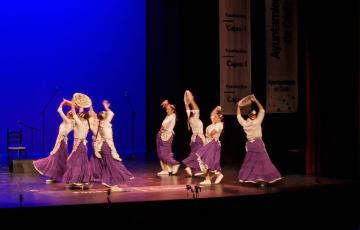 Se ha dado un premio al grupo de Paca Briceño al mejor traje de piconera