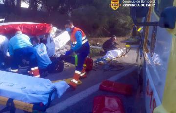 Efectivos de sanitarios y de bomberos actuando en el accidente producido en la A-48