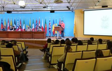 Momento del acto de bienvenida en el Aula Magna de la Facultad de Filosofía y Letras.