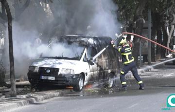 Los bomberos intervienen en el incendio de una furgoneta en Loreto. 