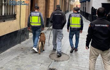 Agentes de la Policía Nacional antes del registro en una vivienda usada como punto de venta de droga
