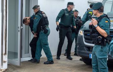 Uno de los ocho detenidos por la muerte de dos agentes de la Guardia Civil el pasado viernes entrando en los juzgados de Barbate