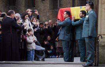 Varios guardias civiles llevan el féretro a la Catedral de Pamplona durante el funeral de uno de los guardias civiles fallecidos en Barbate