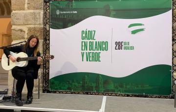 Durante el acto se ofreció un recital de guitarra en el patio del edificio.