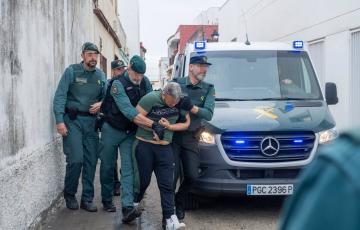Uno de los ocho detenidos a su llegada al juzgado de Barbate. 