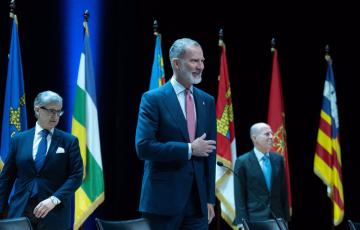 El Rey Felipe VI durante el acto de entrega de los despachos a 160 nuevos jueces.