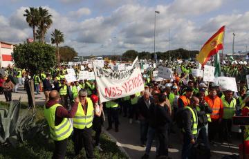 Agricultores saliendo del polígono La Menacha en su movilización hacia el Puerto de Algeciras.