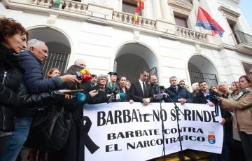 El alcalde de Barbate, Miguel Molina, junto al consejero de Presidencia, Antonio Sanz, en la concentración del pasado 10 de febrero en Barbate.