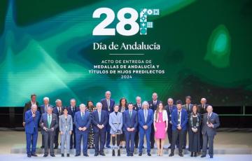 Foto de familia de los premiados en el 28F, Día de Andalucía, de 2024.