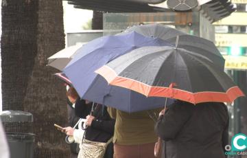 El aviso amarillo por lluvias y viento en el litoral gaditano permanece hasta las 23 horas de este viernes. 