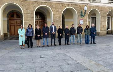 Una imagen del minuto de silencio de este lunes en la plaza de San Juan de Dios