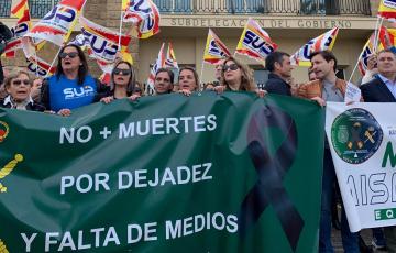 Momento de la manifestación en la Subdelegación de gobierno de Cádiz.