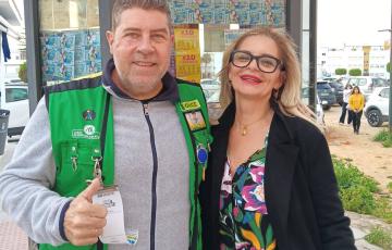Bienvenido Suárez, vendedor de la ONCE, junto a la vecina de Barbate premiada con 140.000 euros