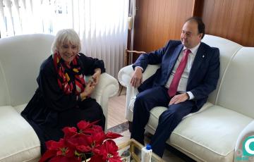 Momento del encuentro del nuevo rector con la presidenta de la APBC. 