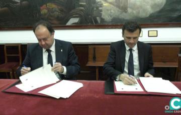 Momento de la firma en el Libro de Honor. 