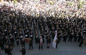 La música cofrade inunda las calles de Cádiz.