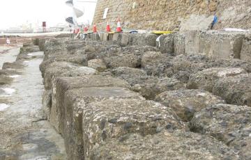 AIG pide al alcalde "más sangre" para "reclamar a la Junta que cumpla con Cádiz" y arreglar el aliviadero abandonado de la playa Victoria.