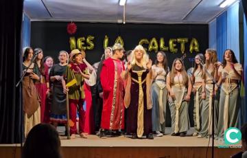 Alumnos del IES Caleta en plena actuación durante la actividad