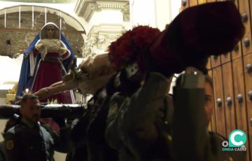 Los titulares de la Expiración inician su traslado desde la iglesia del Santo Ángel