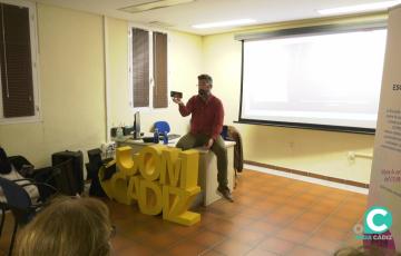 Borja Rodríguez imparte su taller en el Colegio de Médicos