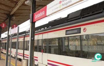 Un tren de cercanías en la estación de Cortadura