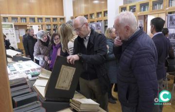 Visitantes examinan algunos de los documentos donados por la Asociación de las Cigarreras 