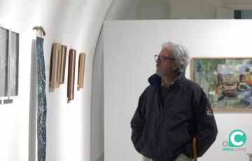 Un visitante observa la muestra de Carmen Pagán en el ECCO