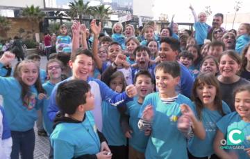 Participantes de la Olimpiada Escolar durante el desfile inaugural por las calles gaditanas
