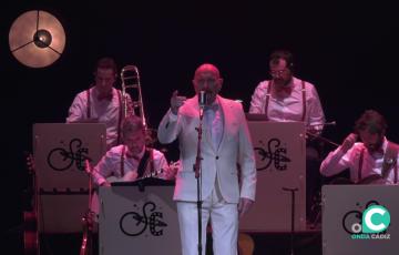 Javier Ruibal en su actuación en el Gran Teatro Falla