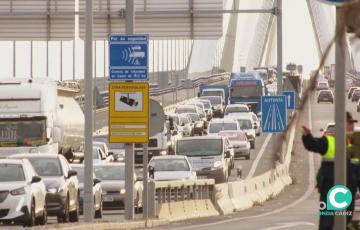 Colas de vehículos esta mañana en el puente de la Constitución de 1812