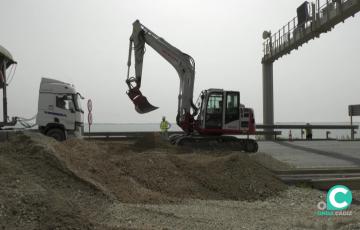 Una excavadora trabaja a la entrada del Puente Carranza