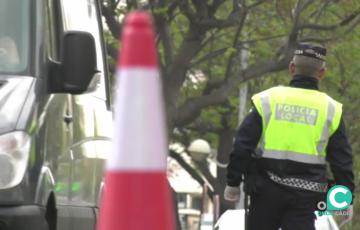 Un polcía local en una actuación de tráfico en Cádiz en una imagen de archivo