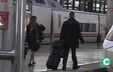 Pasajeros en la estación de Cádiz en una imagen de archivo