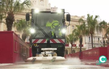 Una máquina limpiadora en plena fase de trabajo junto a los palcos instalados en la plaza de San Juan de Dios