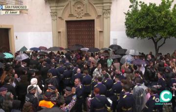 Fieles junto a la puerta de San Francisco después de que la hermandad del Nazareno del Amor regresara al poco de salir