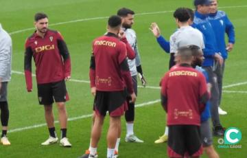 Los jugadores del Cádiz cf antes de comenzar el entrenamiento de este lunes