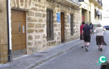 Turistas junto a un edificio de alojamiento hostelero en el centro de Cádiz