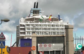Vista del crucero atracado en la mañana de este martes en el muelle de Cádiz