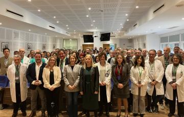 El nuevo gerente del Puerta del Mar con la plantilla del centro en el acto de presentación.