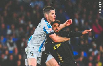 Chris Ramos en una acción con Zubeldia (Foto: Cádiz CF)