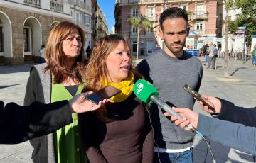 Lorena Garrón, de Adelante Izquierda Gaditana, atiende a los medios de comunicación