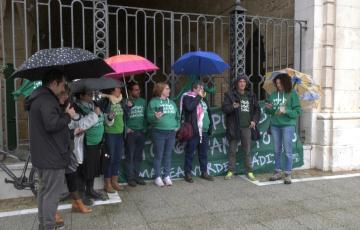 La Marea Verde celebra pese a la lluvia el respaldo unánime del pleno a la nueva glorieta de la Educación Pública.