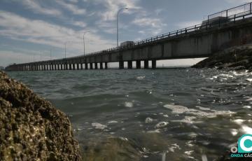 Imagen del puente Carranza desde el espigón del Club Náutico Elcano.