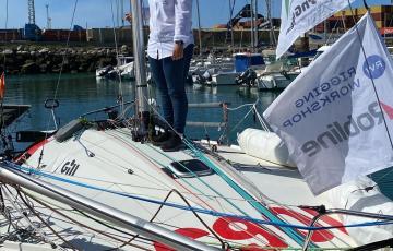 Aina Bauzá con el barco con el que cruzará el Atlántico