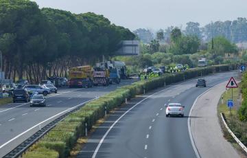 Imagen del accidente en la AP-A a la altura de Los Palacios.
