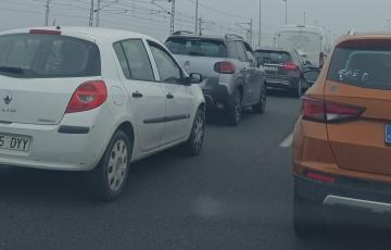 colas de vehículos en la carretera desde la capital gaditana a San Fernando